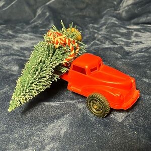 VTG Plastic Truck with Christmas Tree